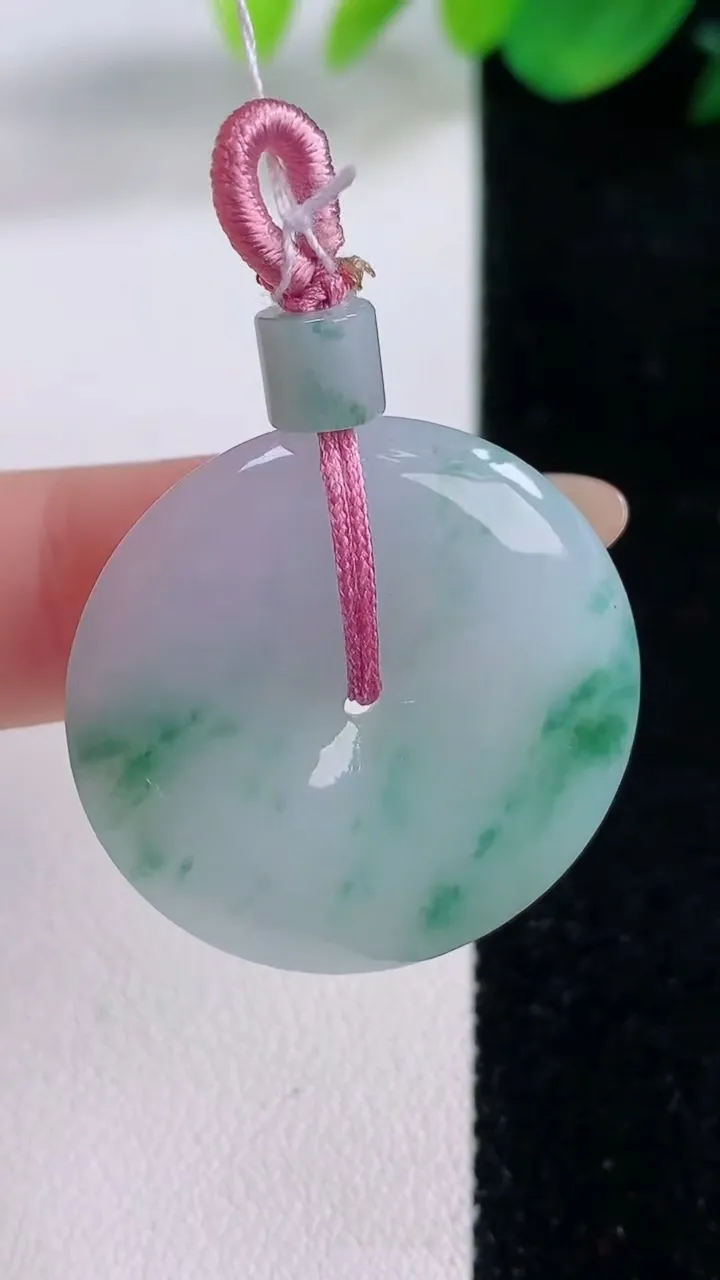 天然A货翡翠飘花平安扣吊坠，尺寸28.7-5.6，重量:10.22g
12月1日