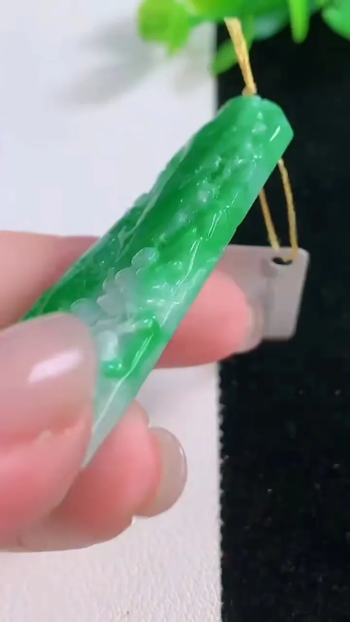 天然A货翡翠山水牌吊坠，尺寸54.6-31-4.7，重量:15.75g
12月1日