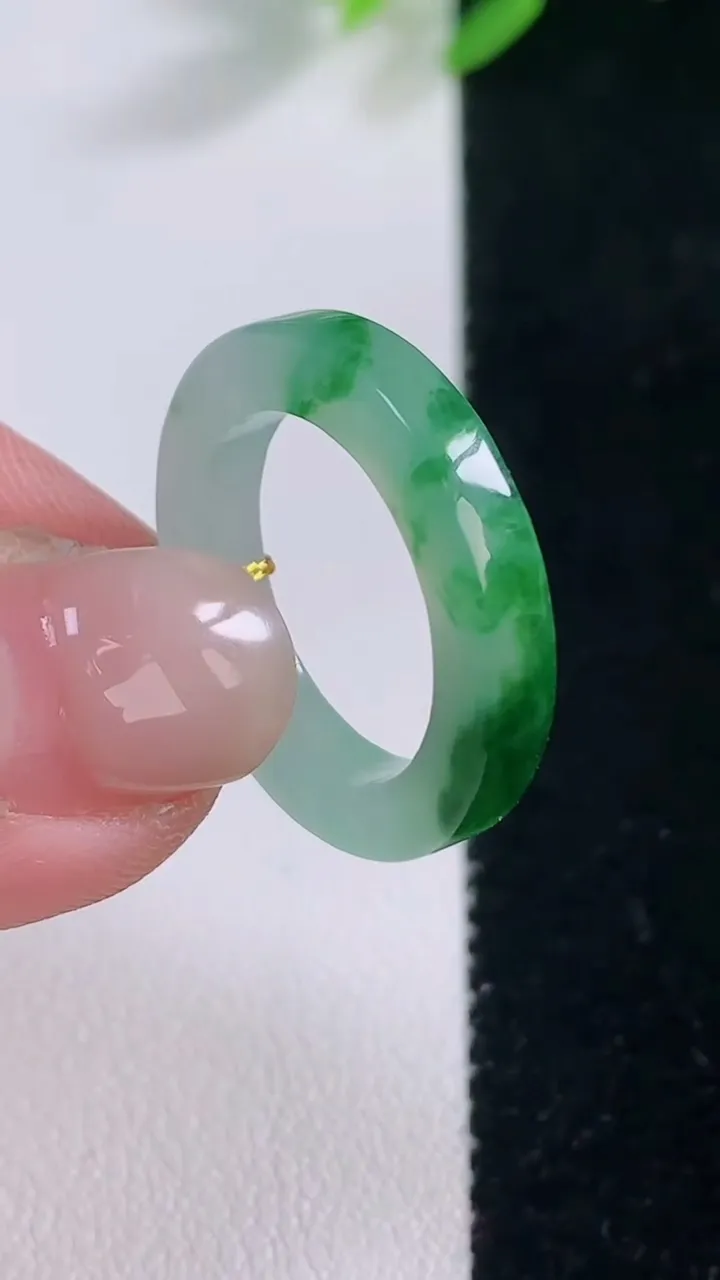 天然A货翡翠花方形指环 戒指，尺寸16.8-3.5-3.2，重量:2.98g2025年12月1日
工厂直销收藏佳品,种好水足，色泽均匀，有种有色，上手高大气！