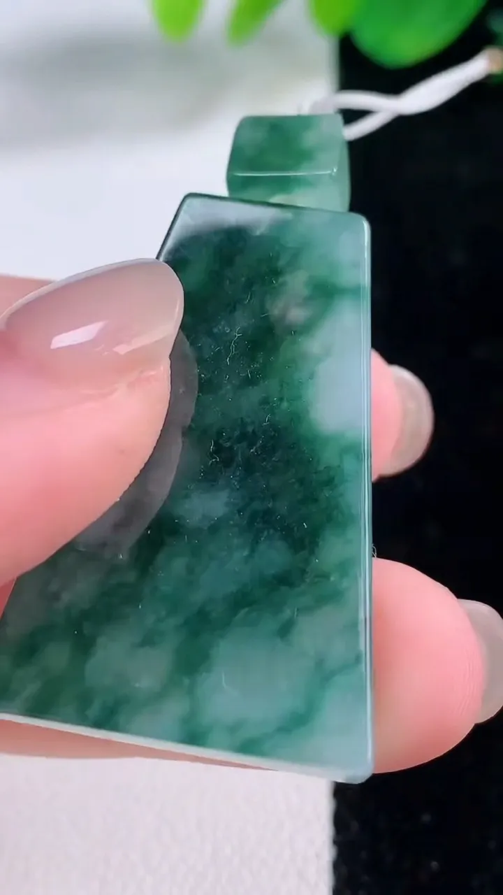 天然A货翡翠飘花无事牌吊坠，尺寸35.8-24.2-5.7，重量:13.60g
12月1日