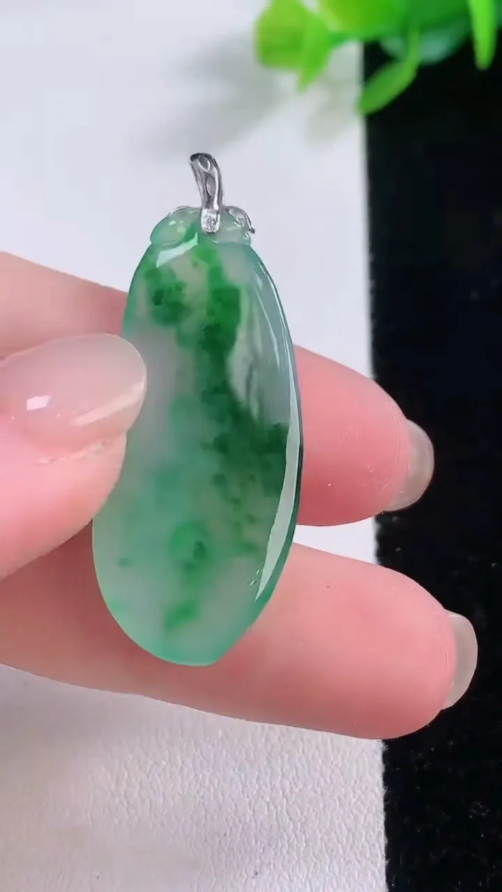 天然A货翡翠花福瓜吊坠，尺寸34.8-15-4.4，重量:4.79g
12月1日