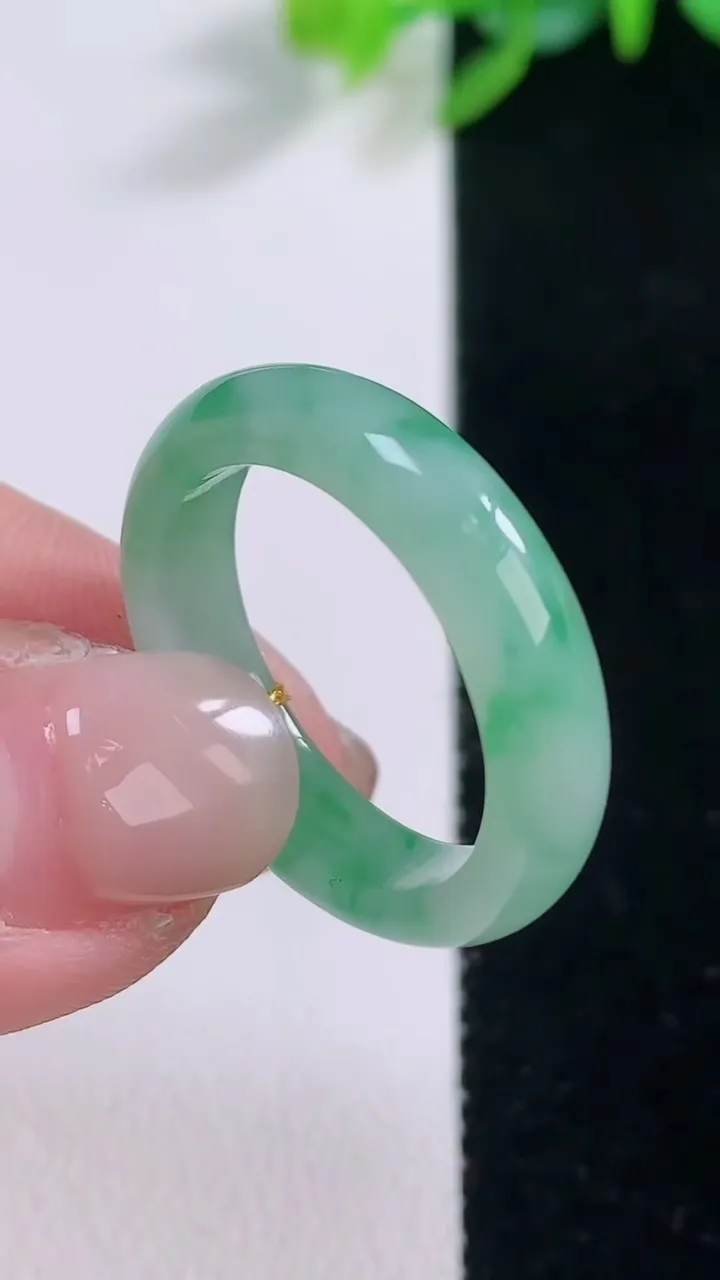 天然A货翡翠指环 戒指，尺寸19.6-5-2.7，重量:3.81g2025年12月1日
工厂直销收藏佳品,种好水足，色泽均匀，有种有色，上手高大气！