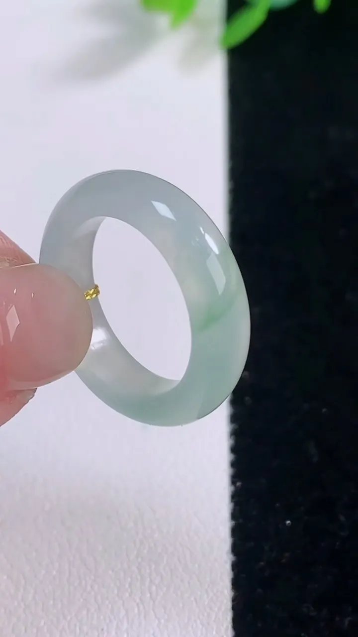 天然A货翡翠冰种飘花指环 戒指，尺寸16.8-5.2-3.4，重量:3.71g2025年12月1日
工厂直销收藏佳品,种好水足，色泽均匀，有种有色，上手高大气！