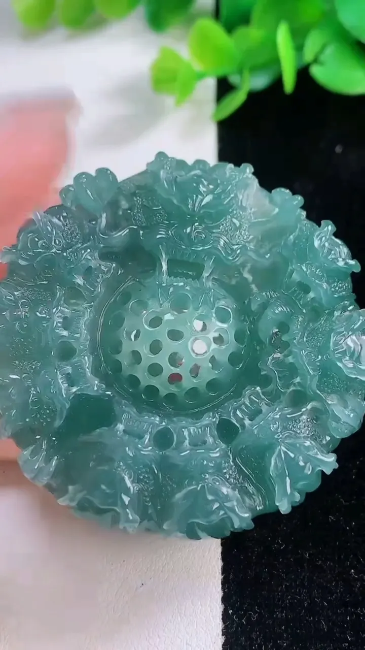 天然A货翡翠冰种蓝水九龙至尊 龙牌吊坠，尺寸51.4-50-11.4，重量:50.35g
12月1日