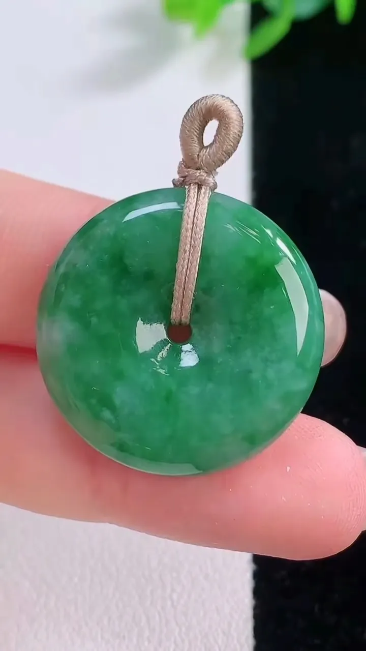 天然A货翡翠平安扣吊坠，尺寸25-5，重量:7.42g
12月1日