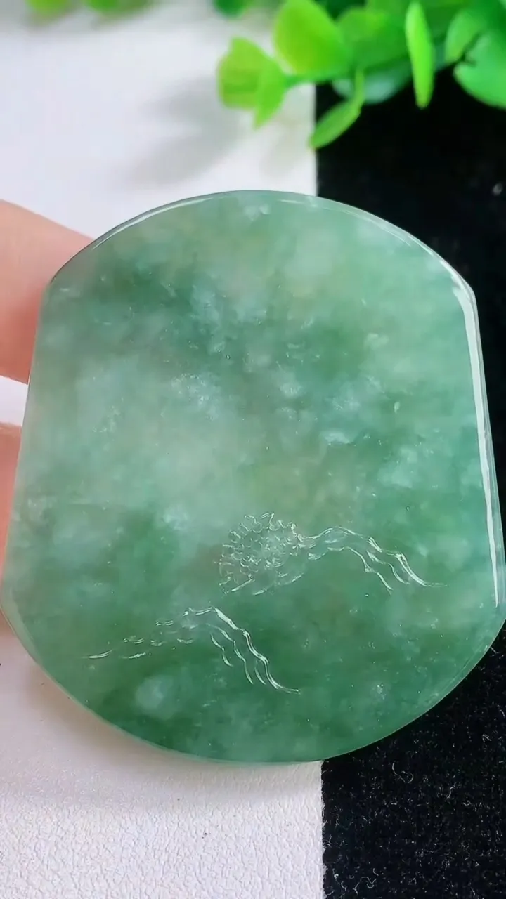 天然A货翡翠山水牌吊坠，尺寸53.8-47.3-4.6，重量:30.26g
12月1日