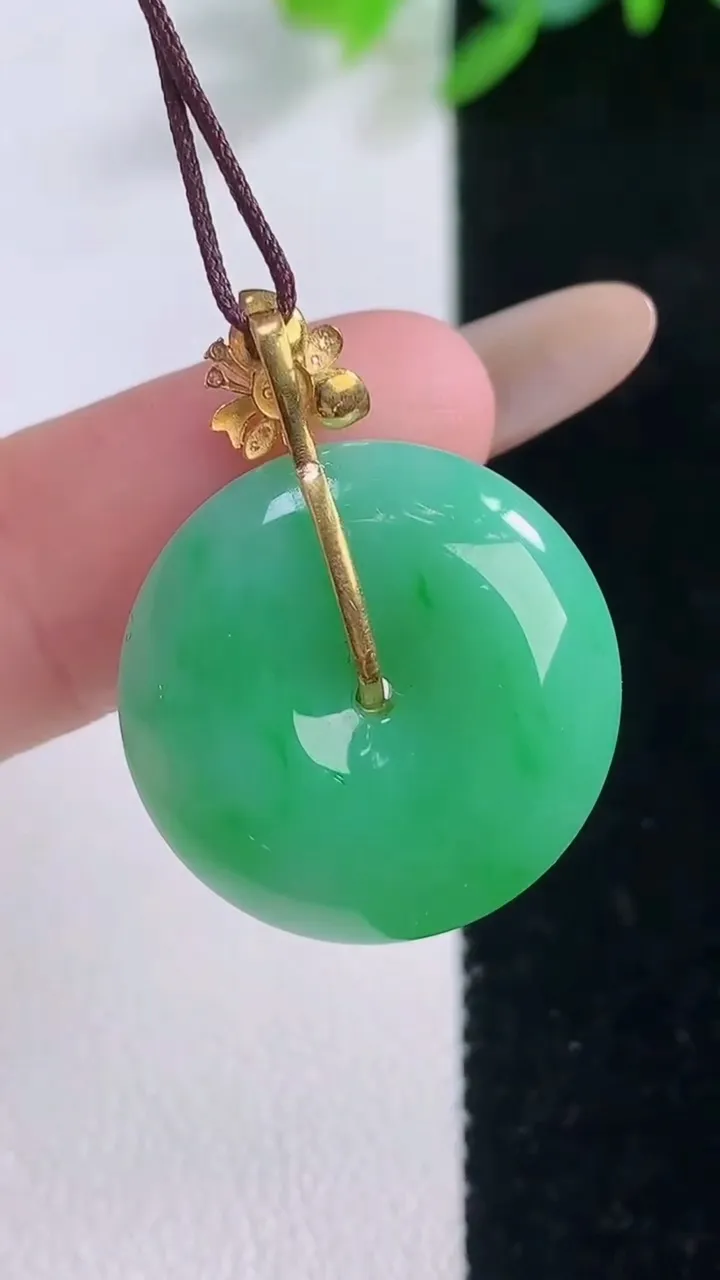 天然A货翡翠平安扣吊坠，尺寸21.2-6.2，重量:5.75g
12月1日