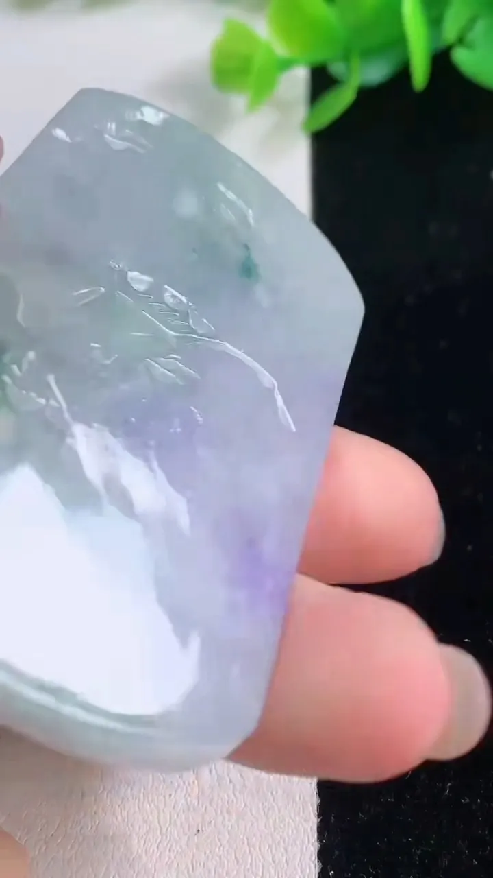 天然A货翡翠春带彩 紫罗兰飘花山水牌吊坠，尺寸61.8-39.3-5.9，重量:37.26g
12月1日