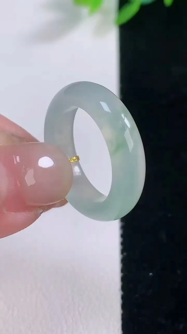 天然A货翡翠冰种飘花指环 戒指，尺寸16.8-5.2-3.4，重量:3.71g2025年12月1日
