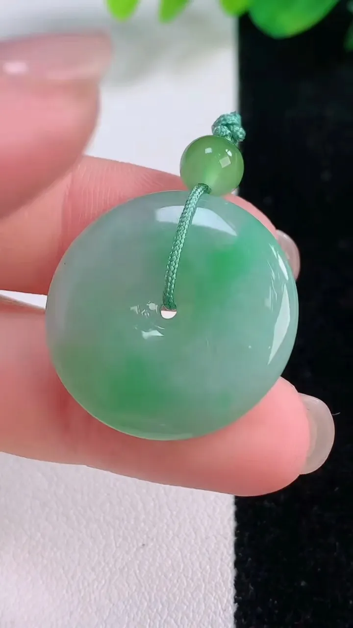 天然A货翡翠平安扣吊坠，尺寸24.7-4.2，重量:6.70g
12月1日