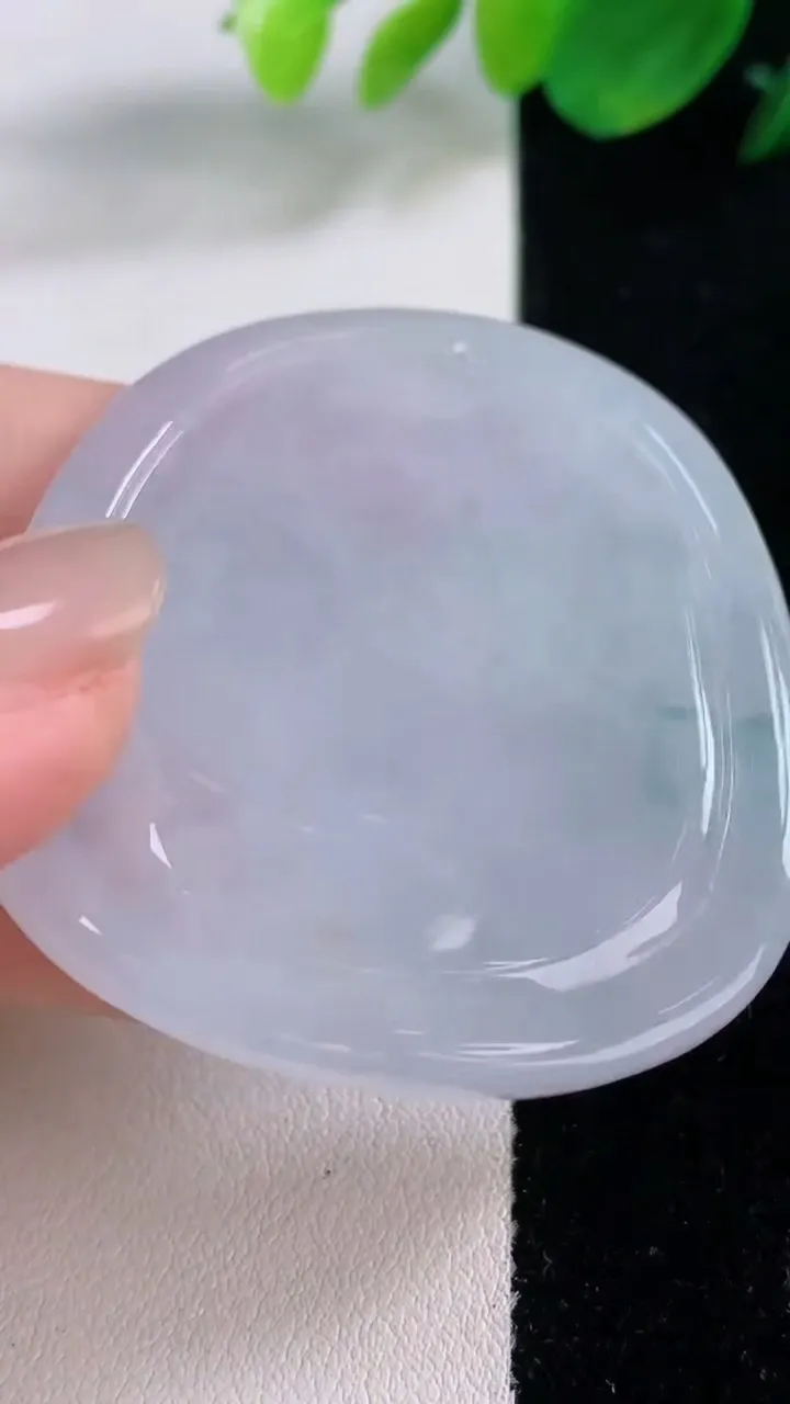 天然A货翡翠飘花生肖猪吊坠，尺寸49.4-44-5.6，重量:21.56g
12月1日