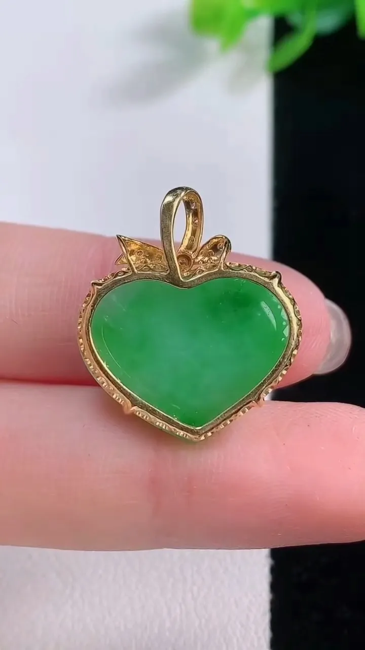 天然A货翡翠爱心吊坠，尺寸15.6-20.2-6.9，重量:4.27g
12月1日
