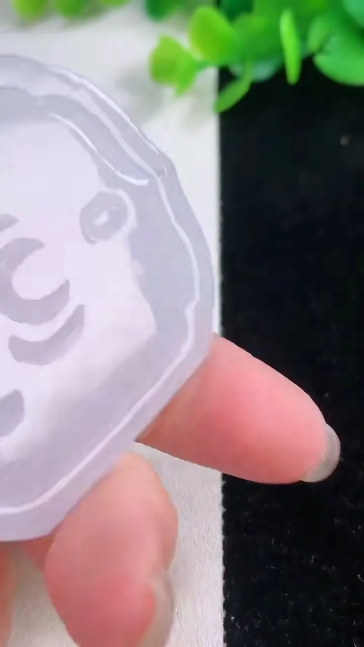 天然A货翡翠大日如来吊坠，尺寸53.8-45.4-5.7，重量:28.72g
12月1日