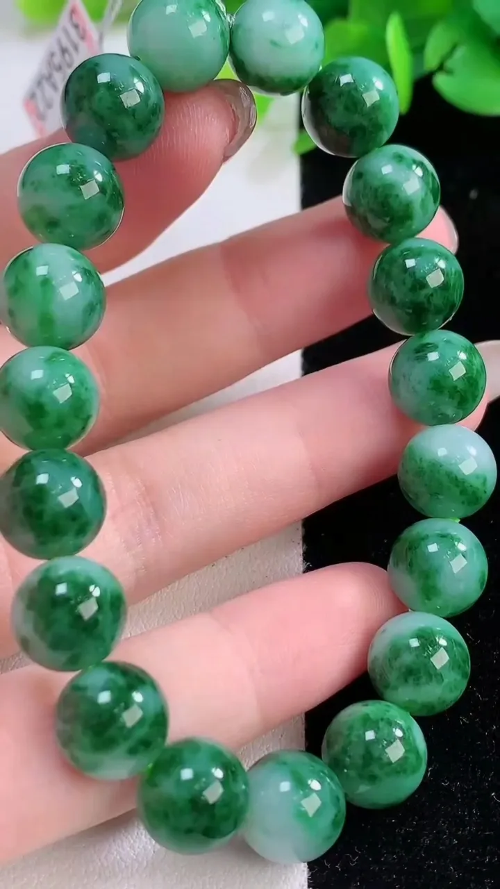天然A货翡翠花圆珠手串19颗，尺寸9.8，重量:32.19g12月1日
工厂直销收藏佳品,种好水足，色泽均匀，有种有色，上手高大气！