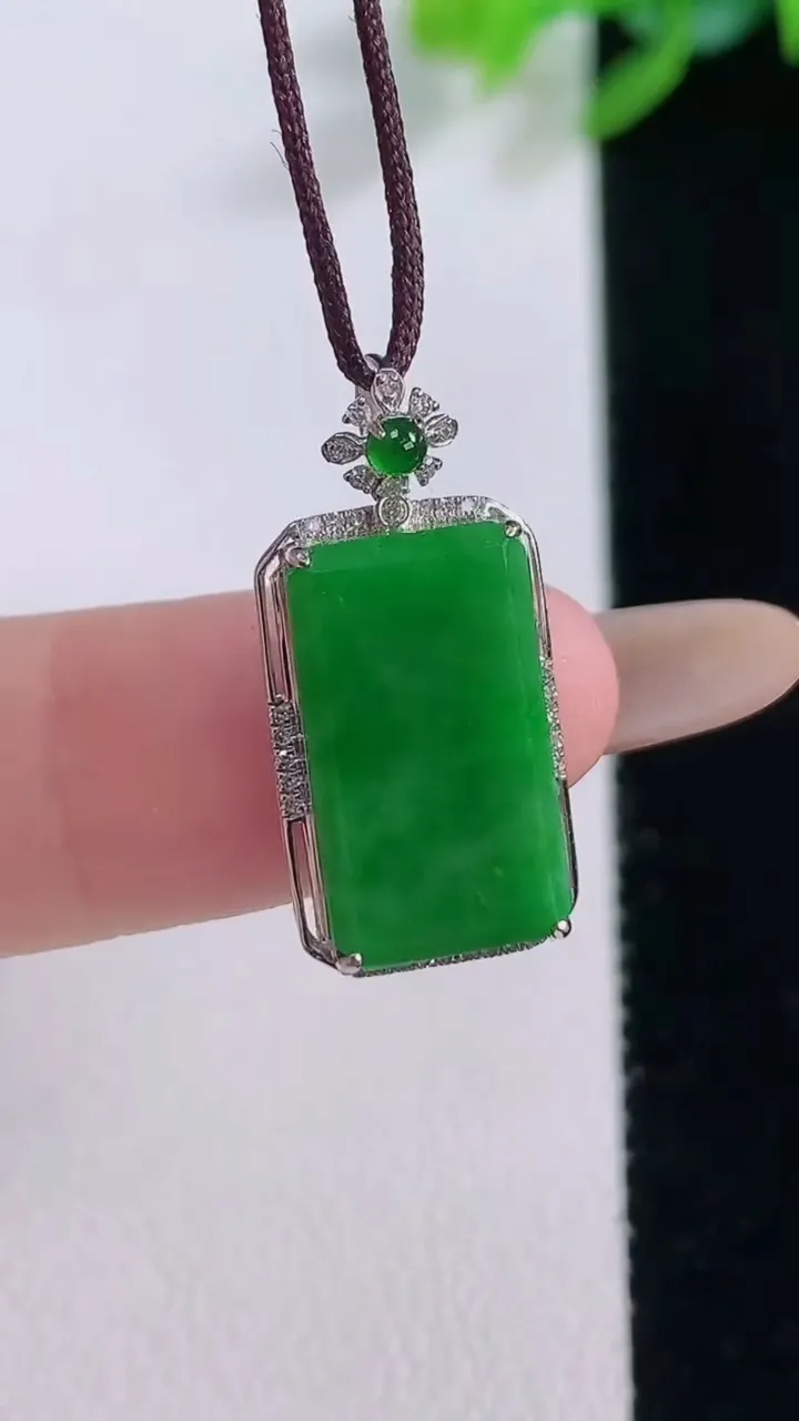 天然A货翡翠无事牌吊坠，尺寸23-10.8-4.7裸石15.4-8.6，重量:1.76g
12月1日