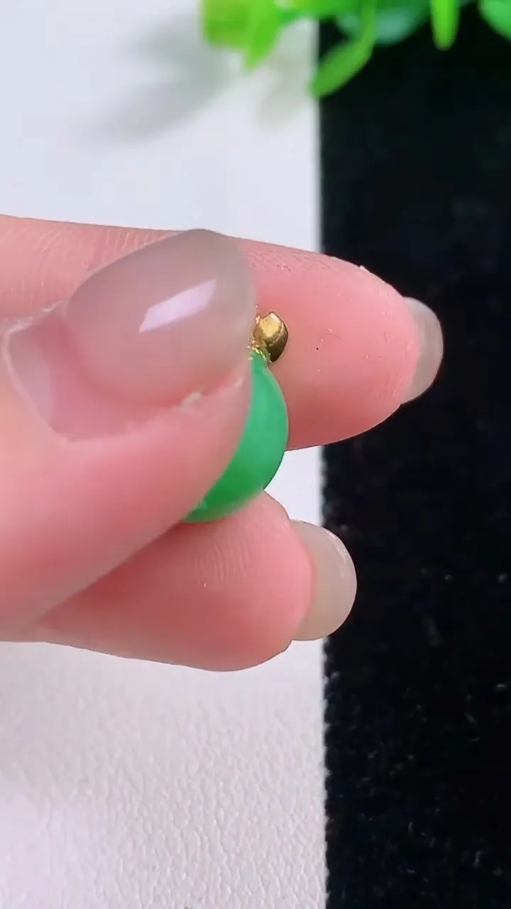 天然A货翡翠圆珠吊坠，尺寸12.2，重量:3.44g
12月1日