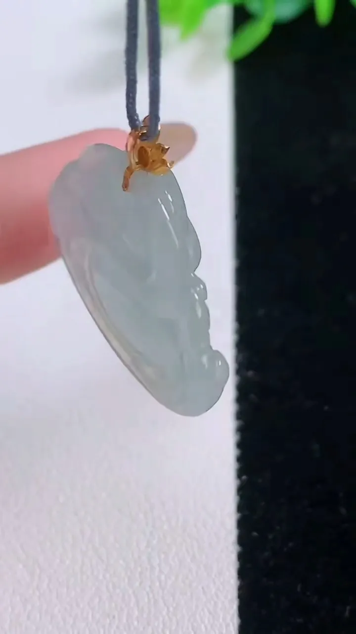 天然A货翡翠种白冰佛公吊坠，尺寸24.5-29.5-5.4，重量:5.77g
12月1日