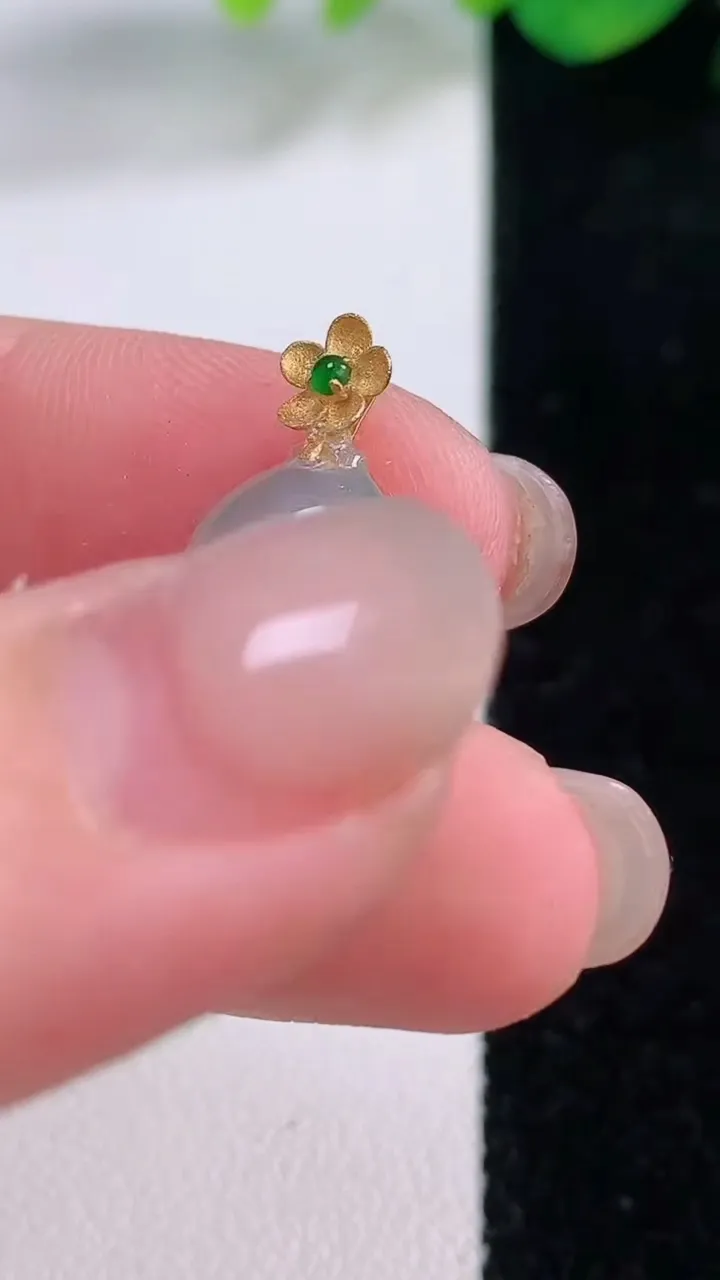 天然A货翡翠种飘花葫芦吊坠，尺寸17-12.7-4.7，重量:2.08g
12月1日