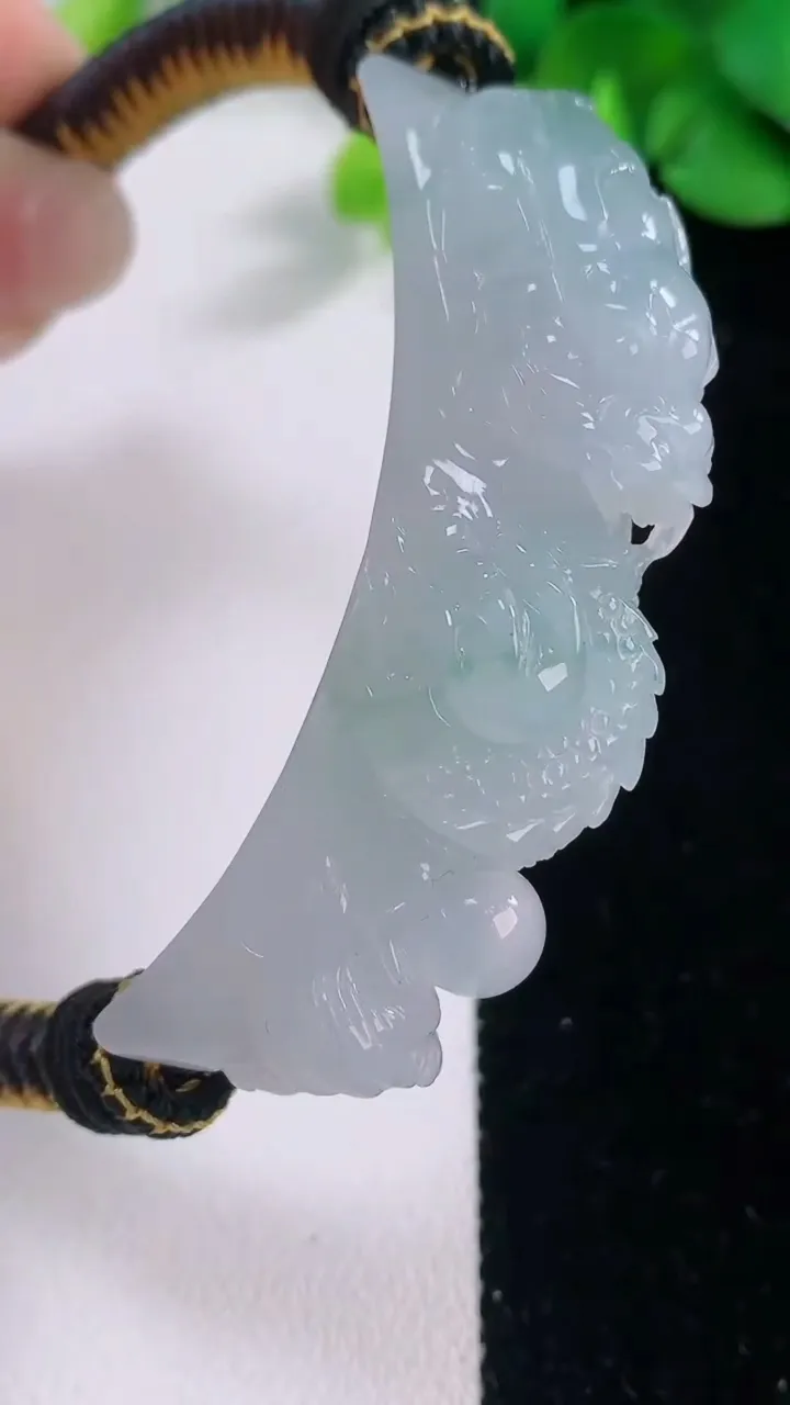 天然A货翡翠冰种飘花龙头手牌 手绳，尺寸59.8-12.8-14.7，重量:38.61g
12月1日