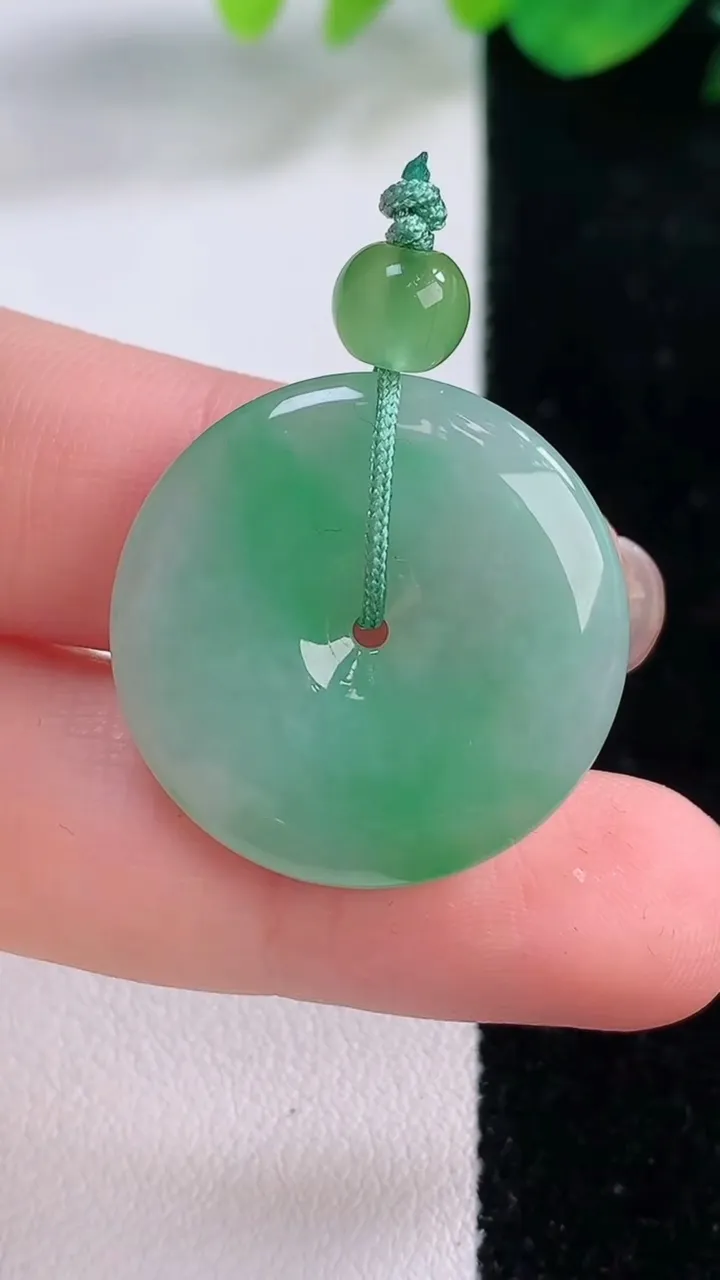 天然A货翡翠平安扣吊坠，尺寸24.7-4.2，重量:6.70g
12月1日