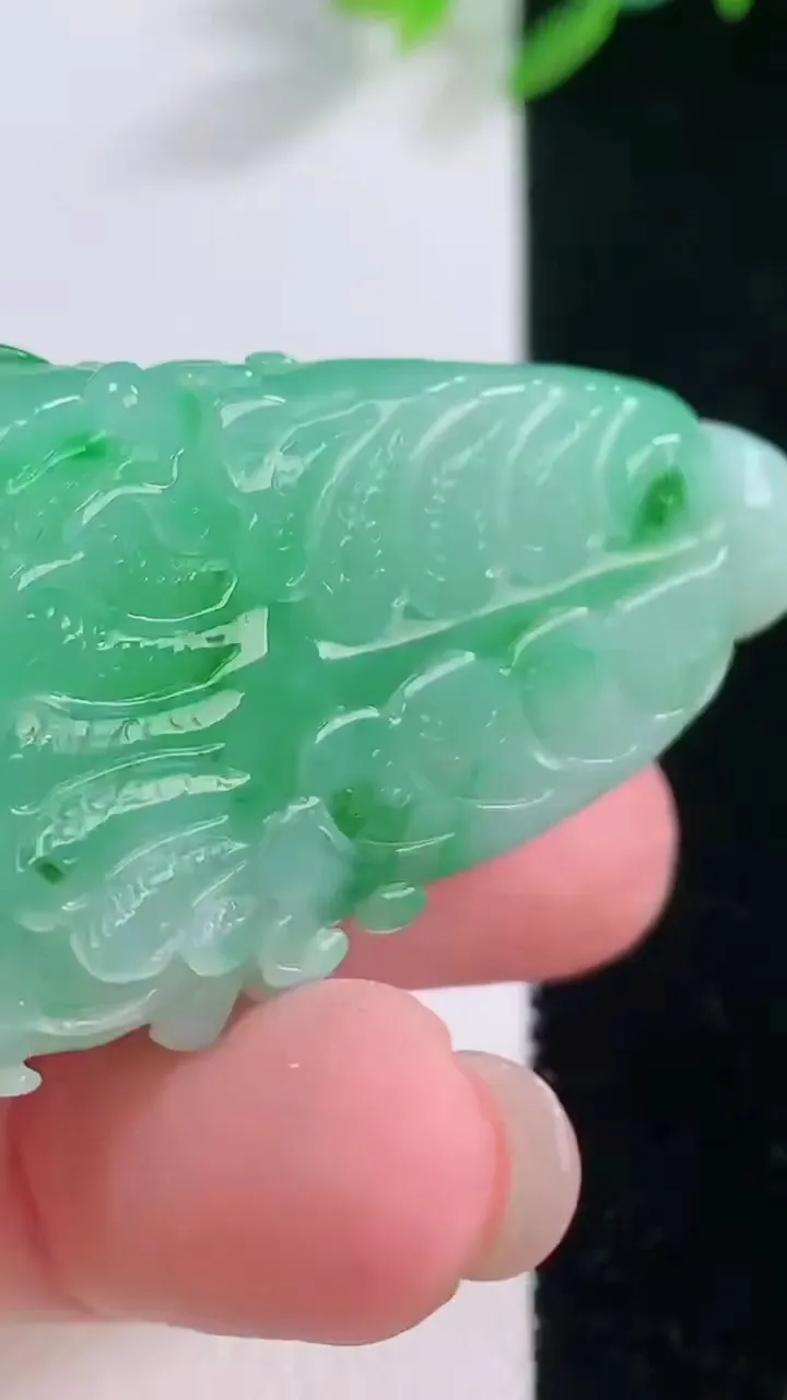 天然A货翡翠白菜吊坠，尺寸45-27.4-9.6，重量:22.88g
12月1日