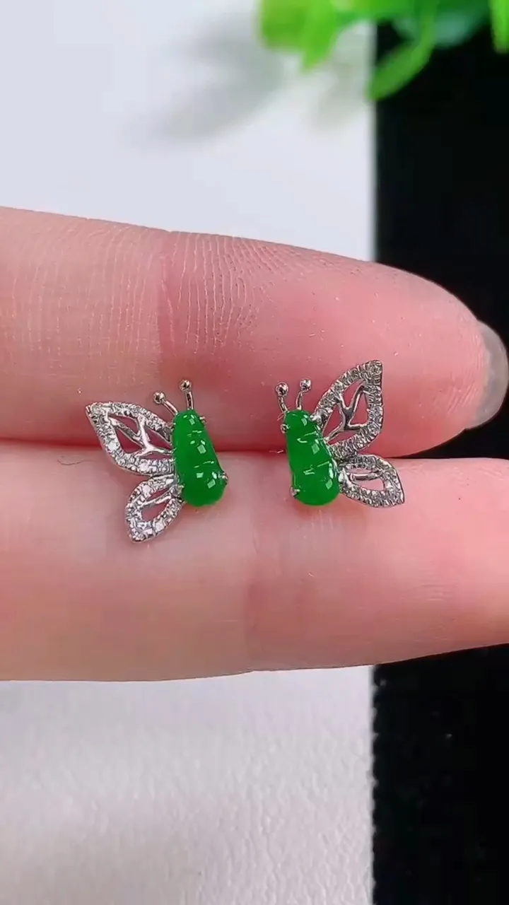 天然A货翡翠蝴蝶 福豆耳钉，尺寸5.8-3，重量:0.96g
12月1日
