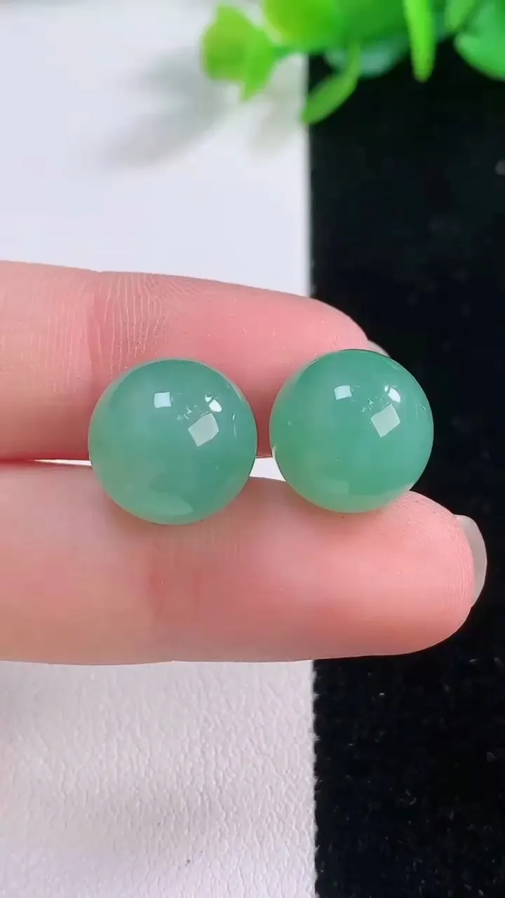 天然A货翡翠圆珠镶嵌件一对，尺寸12.3，重量:6.88g
12月1日