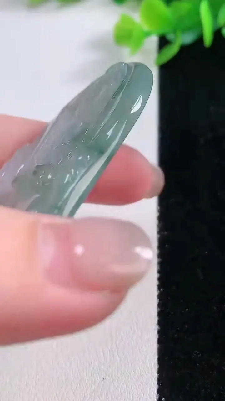 天然A货翡翠冰种飘花文殊菩萨吊坠，尺寸66-42.5-5，重量:30.59g
12月1日