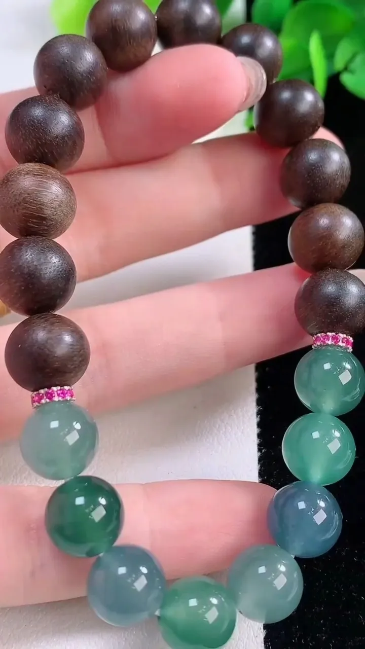 天然A货翡翠种双彩紫罗兰圆珠檀香手串8颗，尺寸9.6，重量:22.54g12月1日
工厂直销收藏佳品,种好水足，色泽均匀，有种有色，上手高大气！