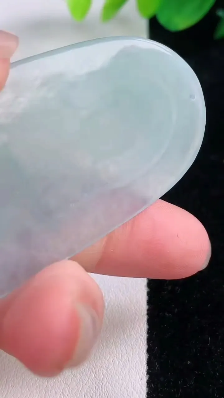 天然A货翡翠大势至菩萨吊坠，尺寸67.7-31.7-5.6，重量:26.21g
12月1日