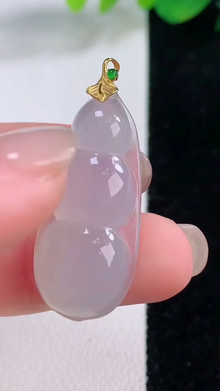 天然A货翡翠种白冰福豆吊坠，尺寸32.4-14.8-6，重量:5.12g
12月1日