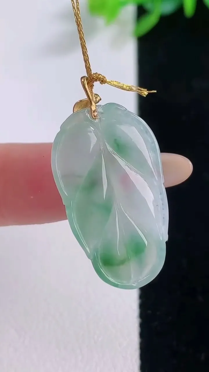 天然A货翡翠金枝玉叶 叶子吊坠，尺寸26.3-15.3-3.5，重量:3.00g
12月1日