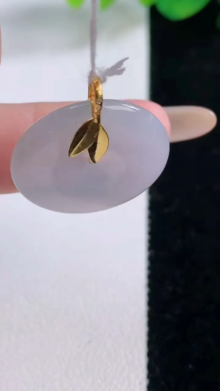 天然A货翡翠种飘花平安扣吊坠，尺寸22.5-4，重量:4.73g
12月1日