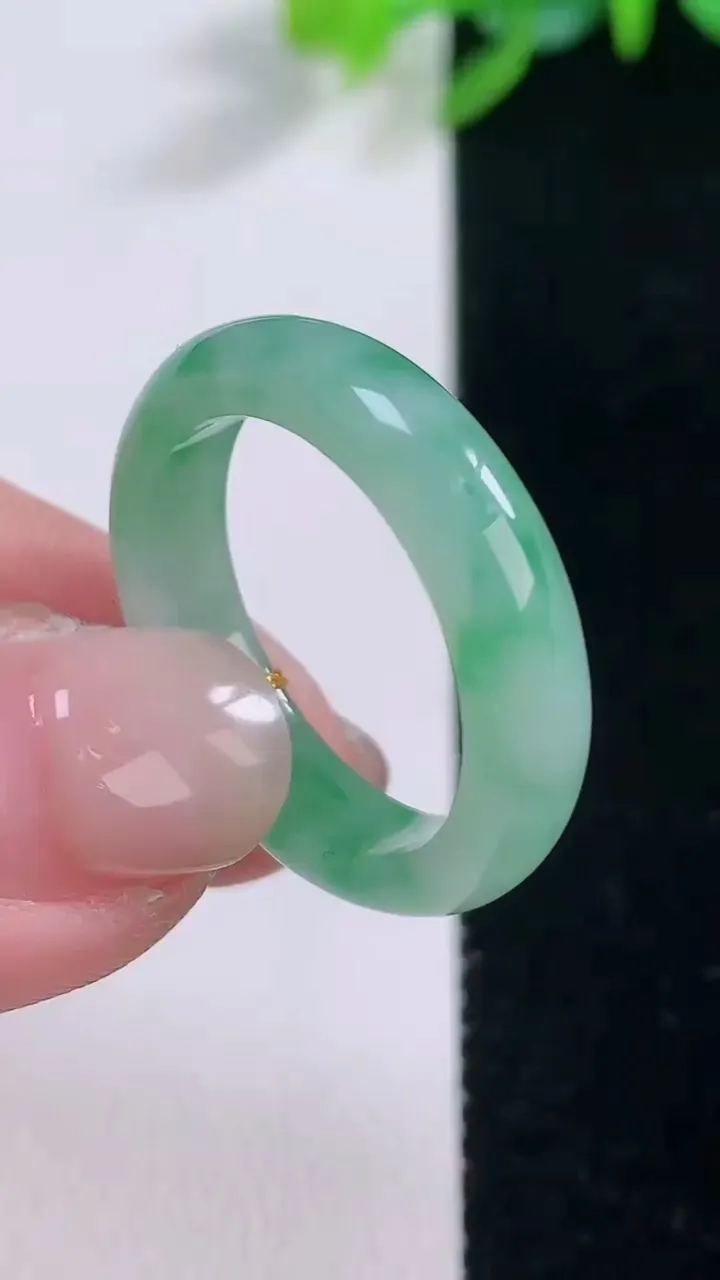 天然A货翡翠指环 戒指，尺寸19.6-5-2.7，重量:3.81g2025年12月1日
工厂直销收藏