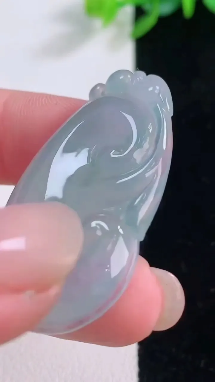 天然A货翡翠如意吊坠，尺寸40-23-5.5，重量:8.79g
12月1日