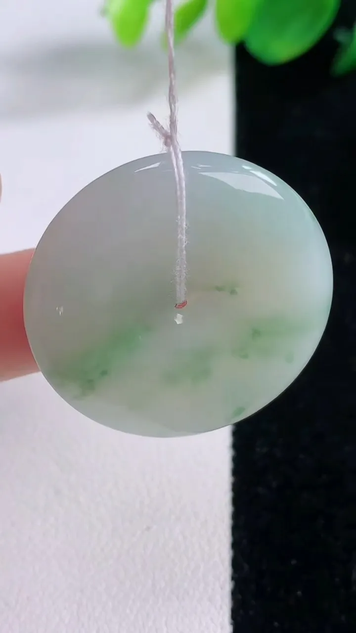 天然A货翡翠平安扣吊坠，尺寸31.6-5.6，重量:12.12g
12月1日