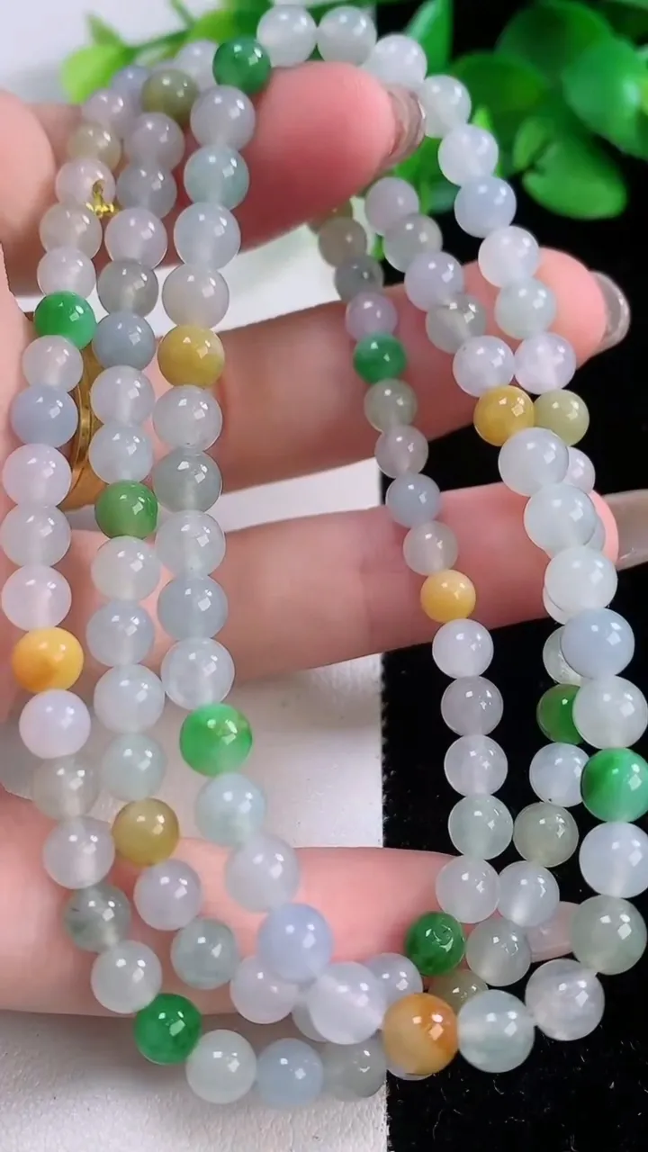 天然A货翡翠冰种三彩圆珠项链117颗，尺寸5.8，重量:33.93g
12月1日