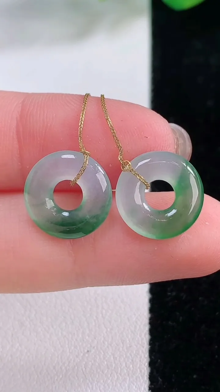 天然A货翡翠平安环吊坠一对，尺寸12.8-2.5，重量:1.82g
12月1日