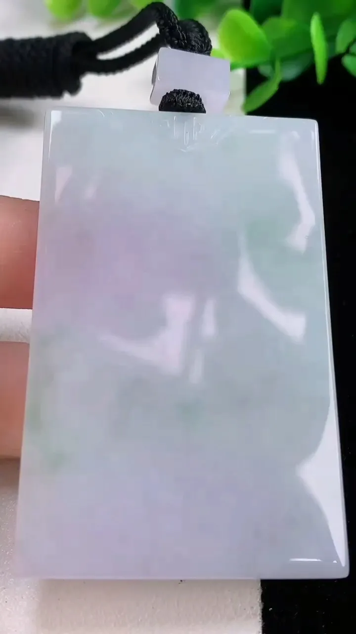 天然A货翡翠无事牌吊坠，尺寸63-41.7-4.7，重量:45.56g
12月1日