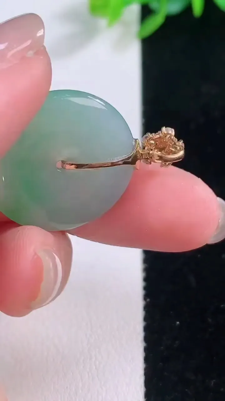 天然A货翡翠平安扣吊坠，尺寸22.7-3.7，重量:4.74g
12月1日