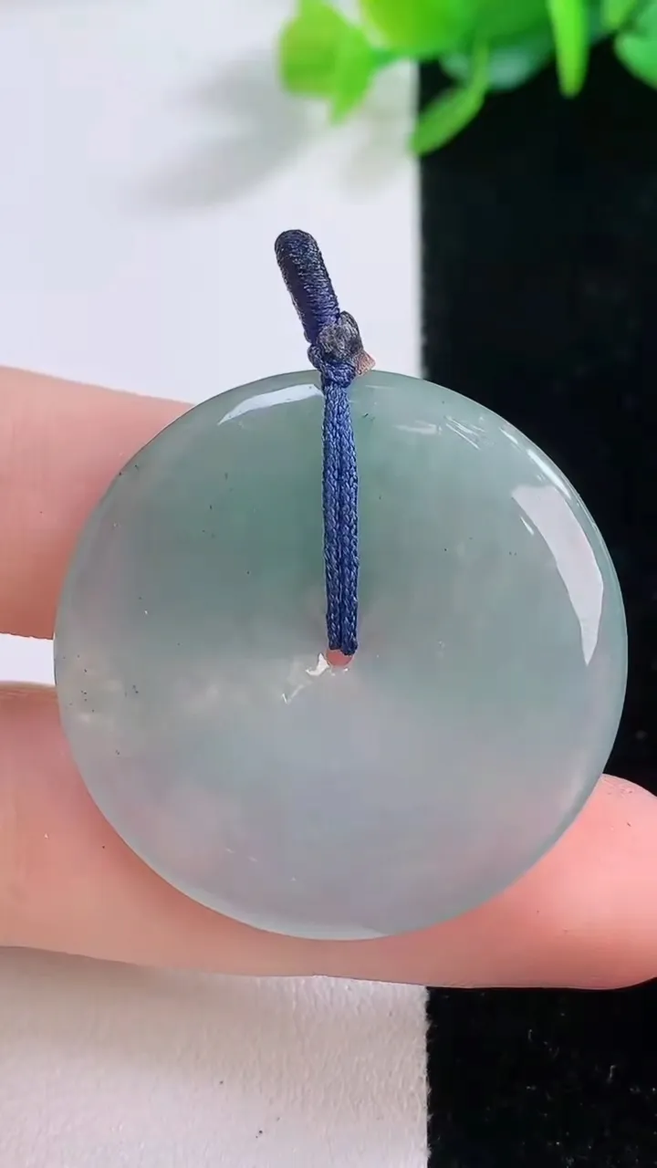 天然A货翡翠平安扣吊坠，尺寸33.6-4.5，重量:11.37g
12月1日