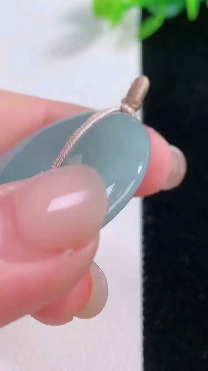 天然A货翡翠冰种飘花平安扣吊坠，尺寸31.7-5.8，重量:12.66g
12月1日