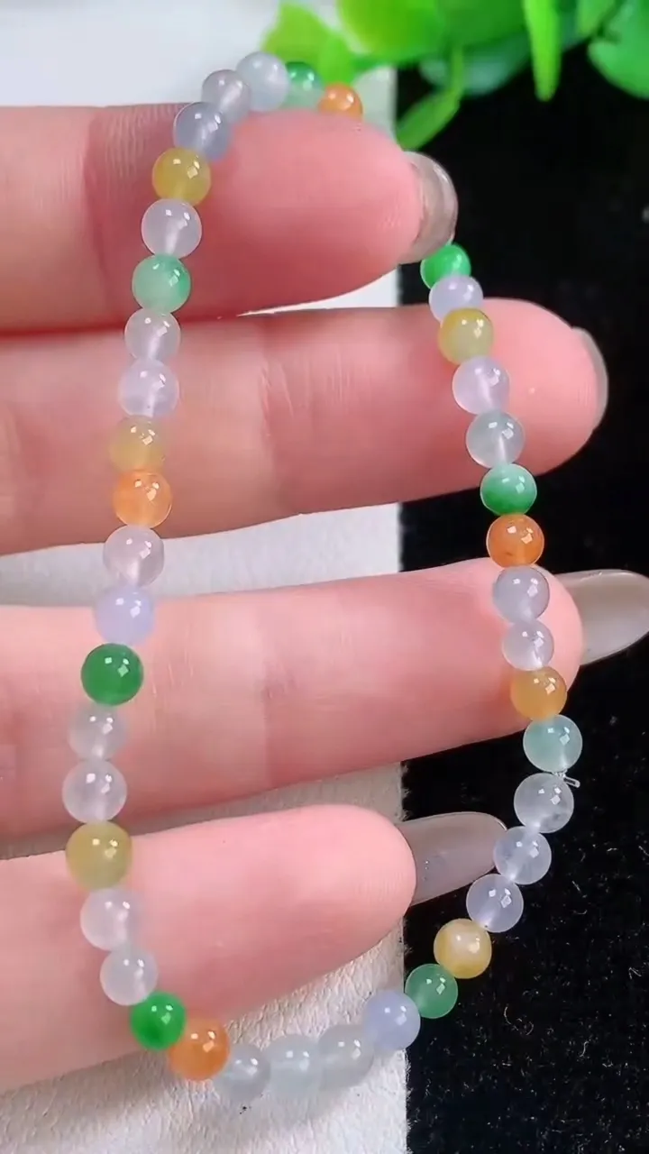 天然A货翡翠种三彩小米圆珠手串45颗，尺寸3.8，重量:4.50g12月1日
工厂直销收藏佳品,种好水足，色泽均匀，有种有色，上手高大气！