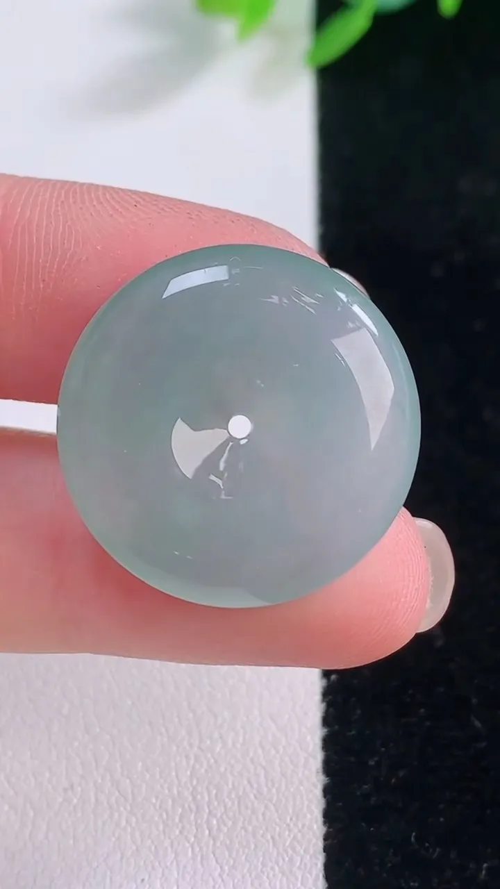 天然A货翡翠年年有余吊坠，尺寸27.4-12-5，重量:3.01g
12月1日