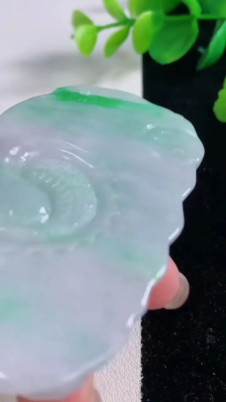 天然A货翡翠龙牌吊坠，尺寸76.3-46.7-11.3，重量:78.78g
12月1日