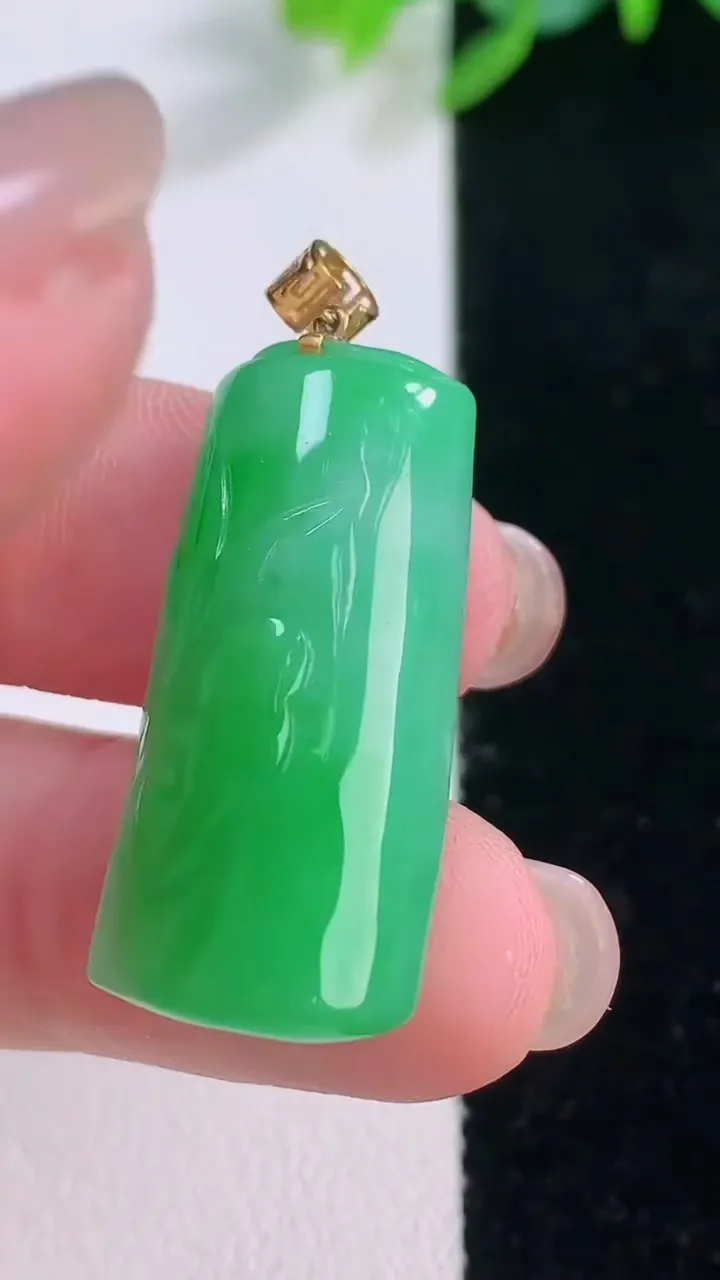 天然A货翡翠节节高升 竹节吊坠，尺寸29.6-13.3-8.2，重量:7.43g
12月1日
