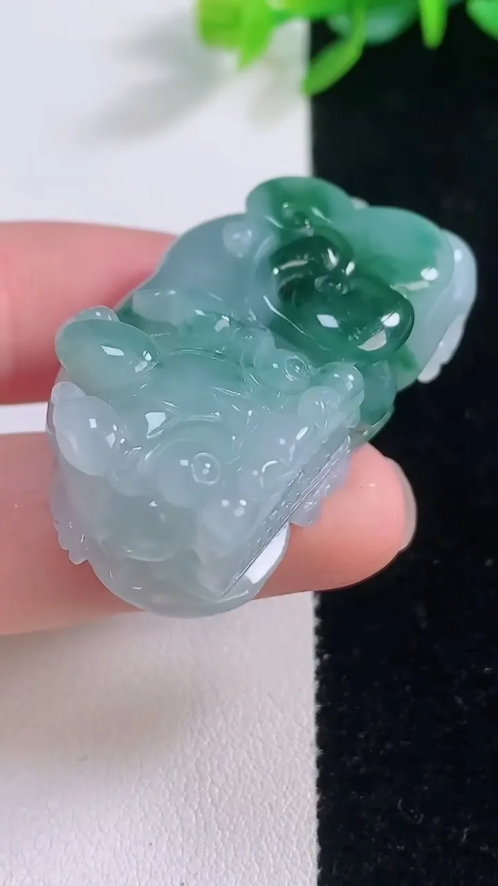 天然A货翡翠冰种飘花霸王貔貅吊坠，尺寸44-22.5-12.2，重量:27.54g
12月1日