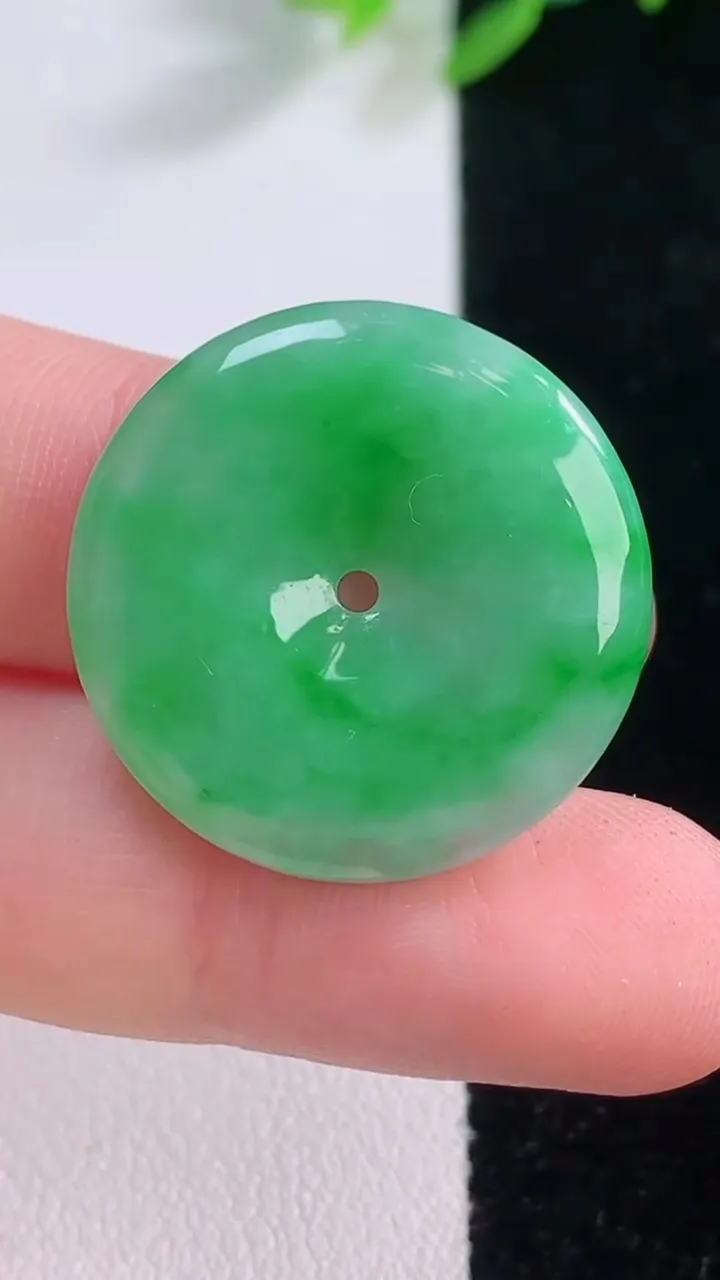 天然A货翡翠平安扣吊坠，尺寸24.7-4，重量:5.51g
12月1日