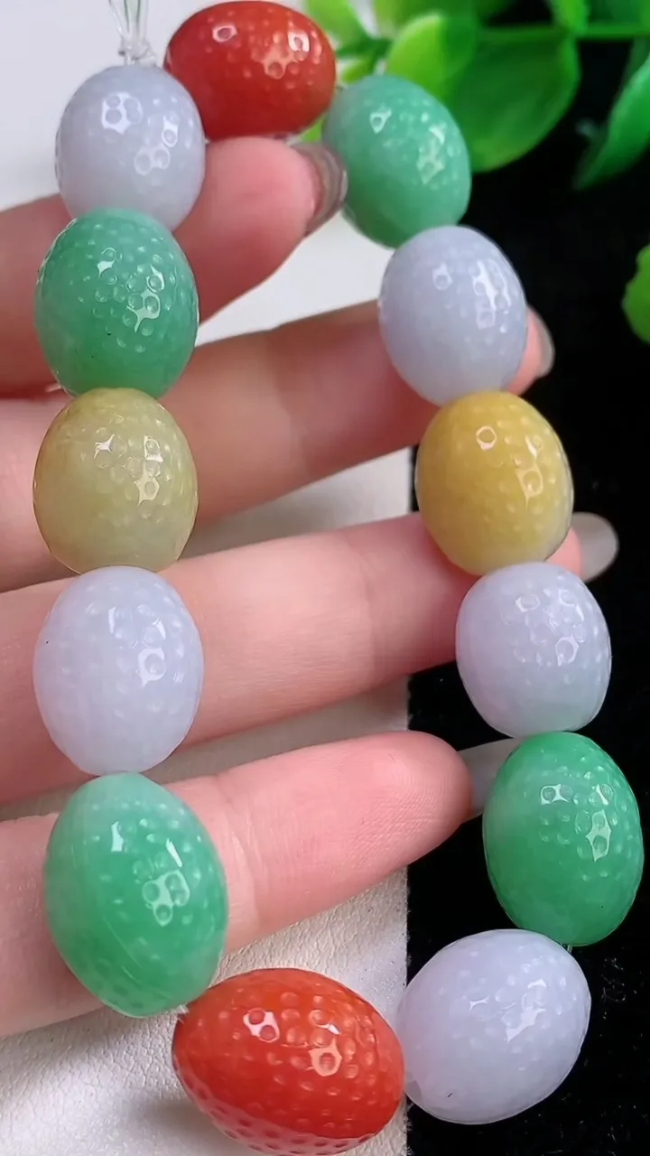 天然A货翡翠三彩路路通手串，尺寸13.6-12-13颗，重量:55.55g12月1日
工厂直销收藏佳品,种好水足，色泽均匀，有种有色，上手高大气！