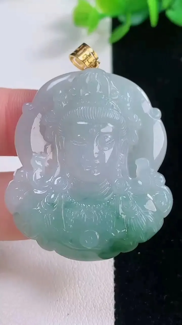 天然A货翡翠种飘花观音头吊坠，尺寸40.8-36.2-5.2，重量:16.32g
12月1日